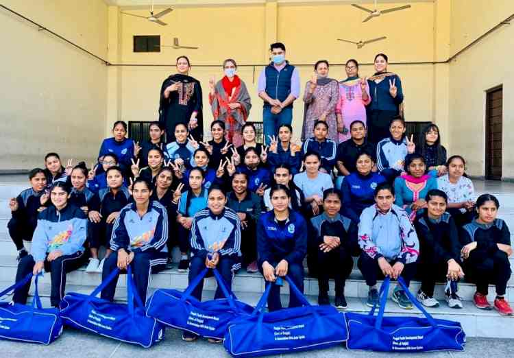 Sukhwinder Singh Bindra distributes sports kits to students of Khalsa College for Women