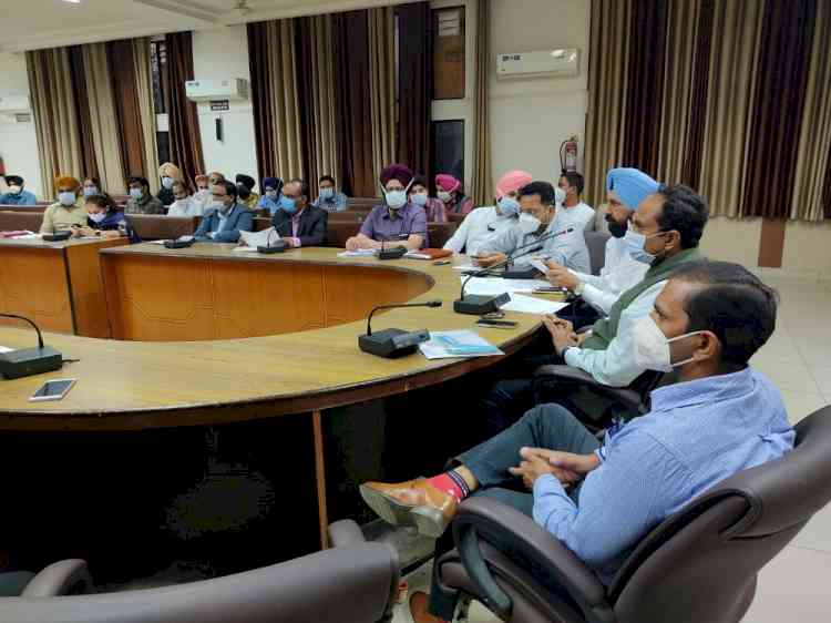 DC directs officials to achieve daily target of e-cards generation under AB-SSBY