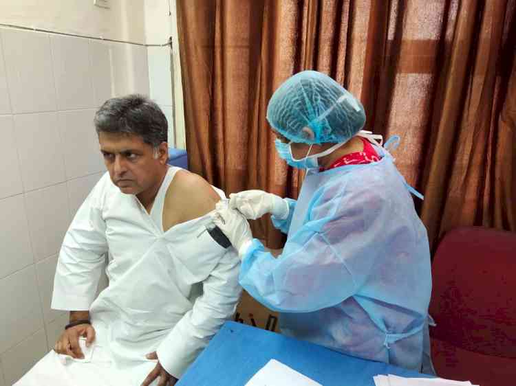 MP Tewari inoculated with Corona Vaccination