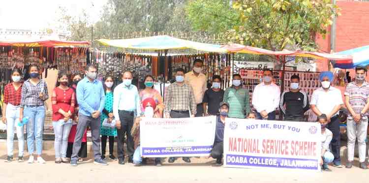 Doaba College’s NSS Unit distributes masks amidst corona awareness