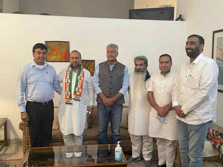 Major jolt to Akali MLA Ayali as his close aide Rubi Ballowal joins Congress