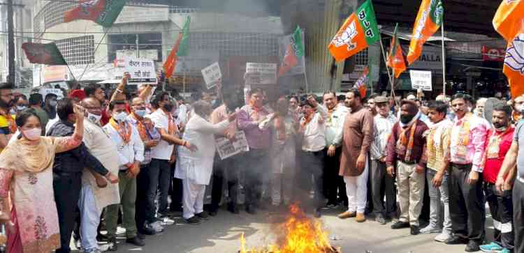 अबोहर से भाजपा विधायक पर हुए क़ातिलाना हमले के विरोध में भाजयुमो लुधियाना ने किया धरना प्रदर्शन