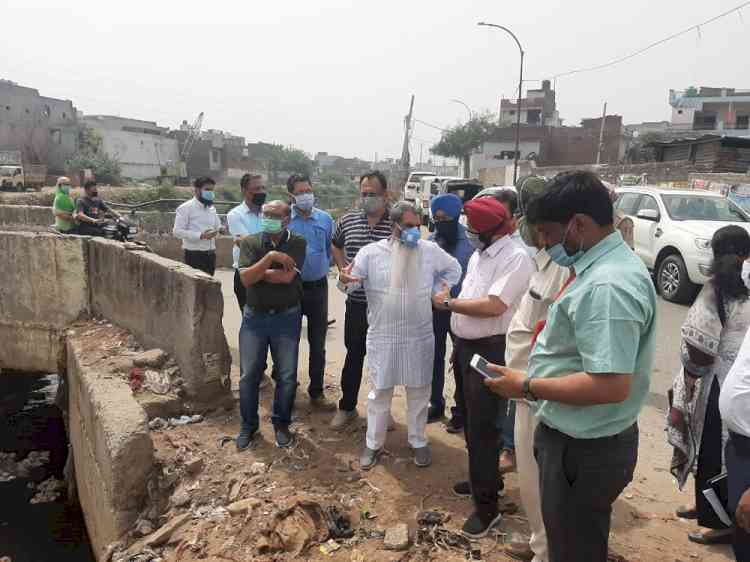 Bharat Bhushan Ashu reviews ongoing Buddha Nullah rejuvenation project