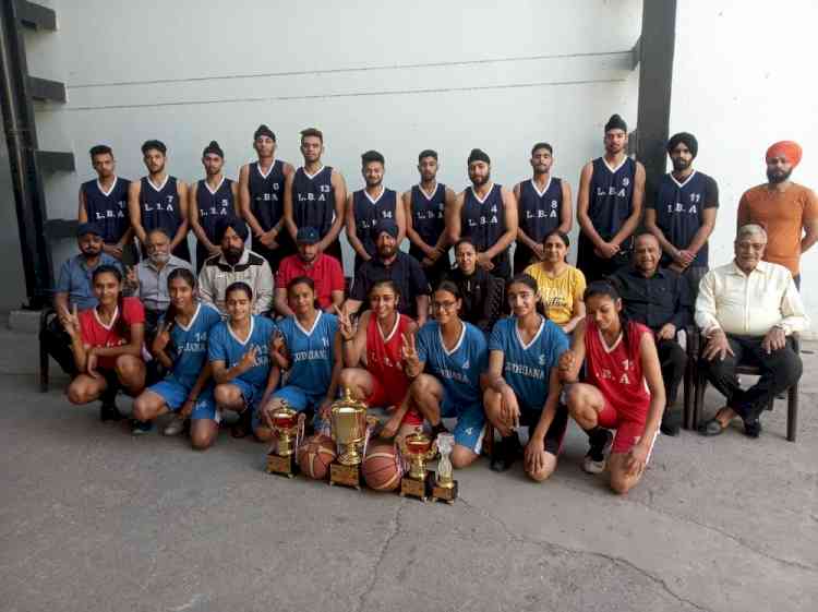 Warm reception to winning Ludhiana Basketball Academy (men and women) teams 