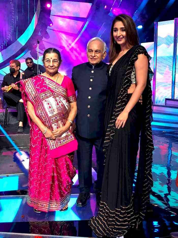 Pop Sensation Dhvani Bhanushali meets her idol veteran composer Anandji on sets of Indian Idol 12