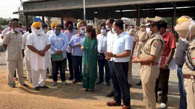 DC and CP review procurement operations in Sahnewal and Gill Road grain markets 