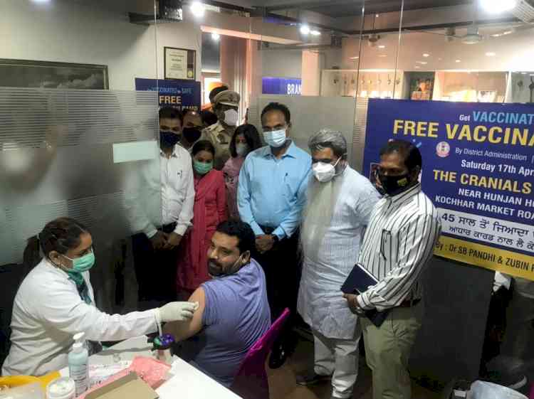 Bharat Bhushan Ashu inaugurates Covid vaccination camp