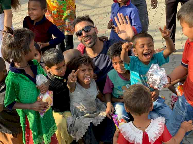 Khaanaleia and Robin Hood Army organise food drive at slums on Ludhiana-Delhi road