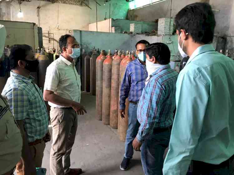 Deputy Commissioner conducts surprise checking at oxygen plant in Giaspura