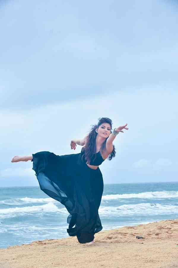 Urvashi Rautela is all things grace as she aces 