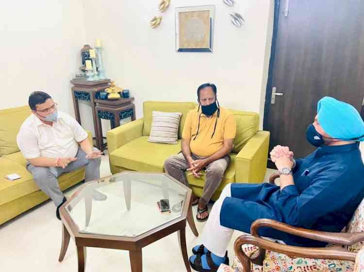 MP Ravneet Singh Bittu holds meeting with mayor, MC Commissioner regarding cremation of covid19 affected persons