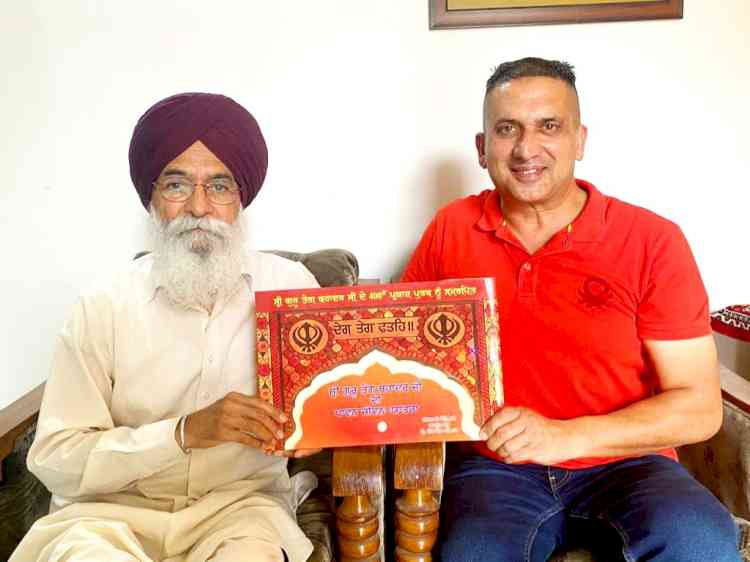 Padma Shri Dr Surjit Patar acknowledges coffee table book depicting spiritual journey of Guru Teg Bahadur Sahib, compiled by Harpreet Sandhu