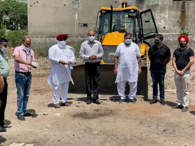 MLA Surinder Dawar inaugurates start of construction of Govt Sr Sec Smart School in Kidwai Nagar