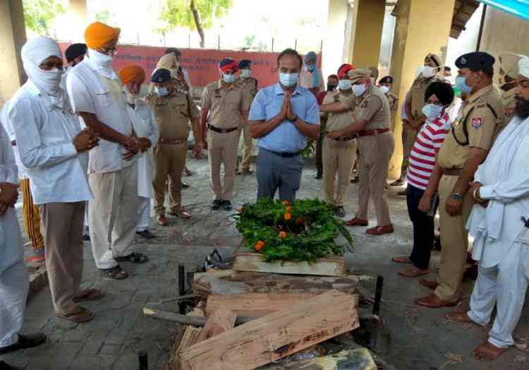 DGP Railway, IG, DC and SSP attend cremation of martyr ASI Bhagwan Singh