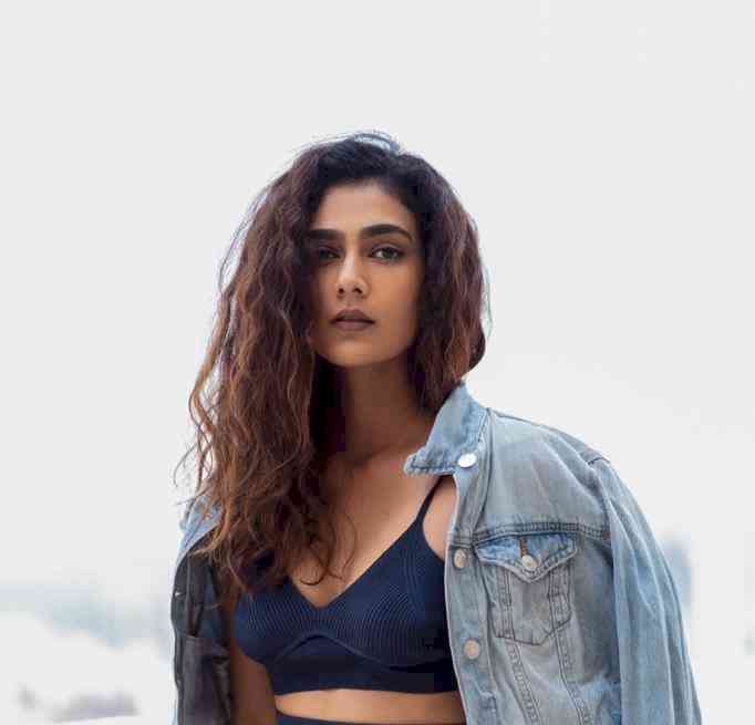 Aakanksha Singh raises funds for Covid-19 victims by auctioning her wardrobe