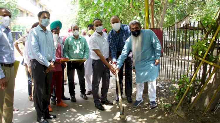 District Administrative Complex to be beautified; all roads to be re-carpeted: Bharat Bhushan Ashu