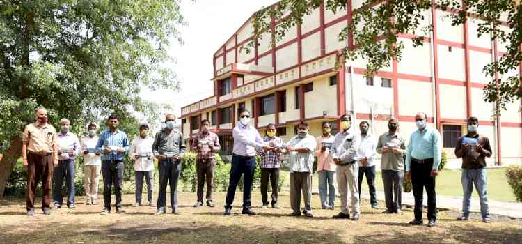 दोआबा कॉलेज में विश्व प्रर्यावरण दिवस पर मालियों को कोरोना सुरक्षा किट प्रदान 