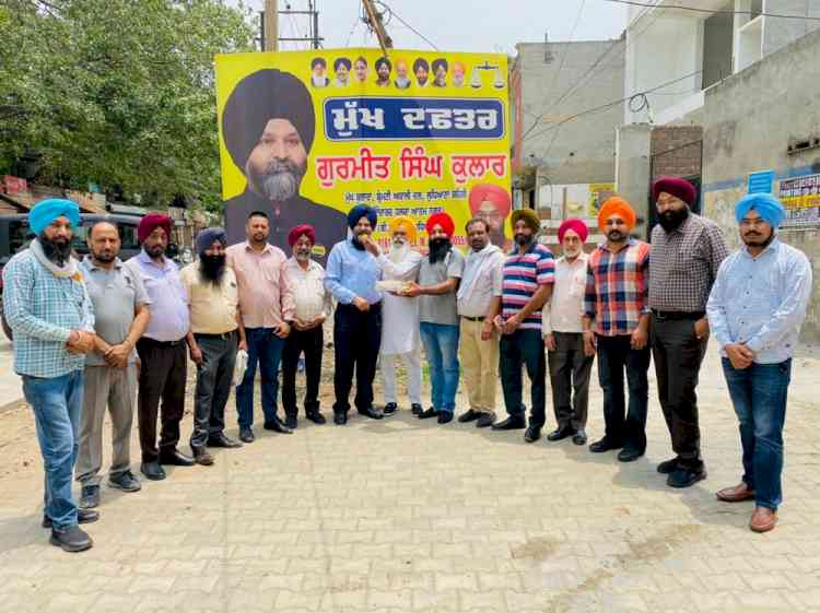 Akali-BSP alliance welcomed by distributing laddus in Atam Nagar