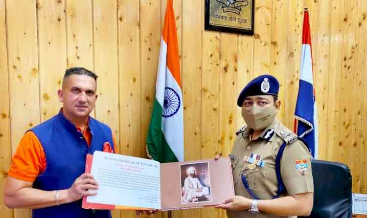 DGP, Uttarakhand Ashok Singh acknowledges coffee table book depicting “Spiritual Journey of Guru Teg Bahadur Sahib”