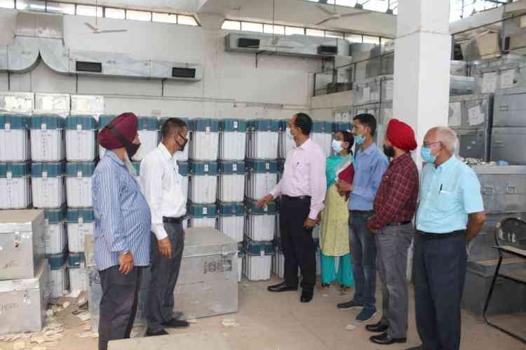 DC inspects EVM and VVPAT machines in the presence of representatives of political parties