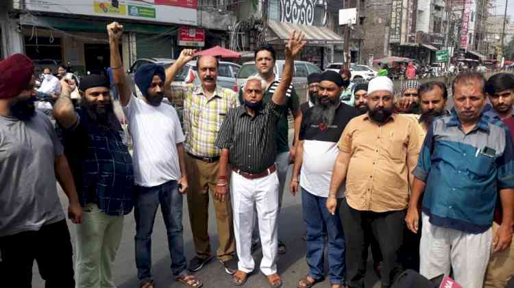 District Unit of Punjab Pradesh Beopar Mandal stage protest against power crisis 