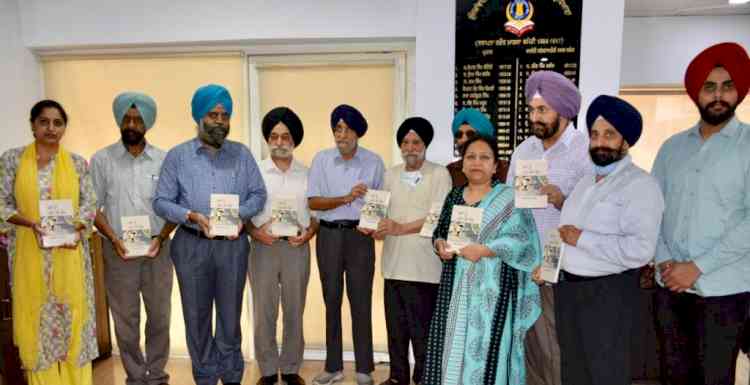 GGN Khalsa College Alumnus Kuleep Singh Kareer presents his poems anthology-‘Natives Returning Homes’ to his Alma Mater