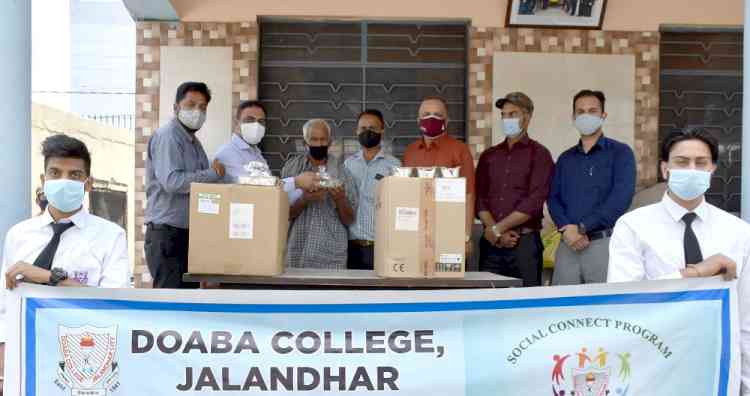 दोआबा कॉलेज द्वारा प्रोजेक्ट सम्पर्क के अंतर्गत अपाहिज आश्रम में फूड पैकेटस वित्रित