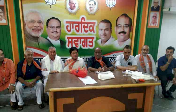 BJP Punjab Senior Citizen Cell president Sita Ram Sharma motivates party men to strengthen organization