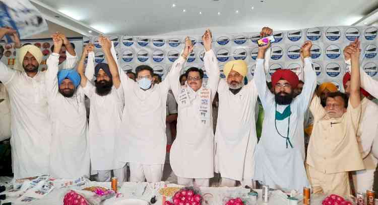 Jolt to Badals in Ludhiana, Chaudhary Madan Lal Bagga joins AAP