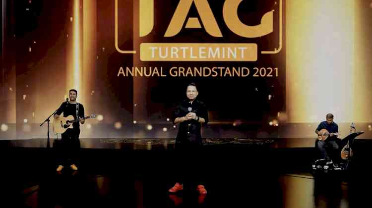 Singer Kailash Kher performs at India’s biggest Insurance Advisor Meet ‘Tag 2021’