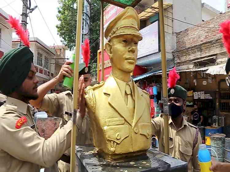 Doaba College NCC Unit Organises Cleaning Drive of Statues of Martyrs 