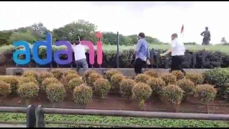 Shiv Sena men yank off new Adani hoarding at Mumbai Airport (Ld)