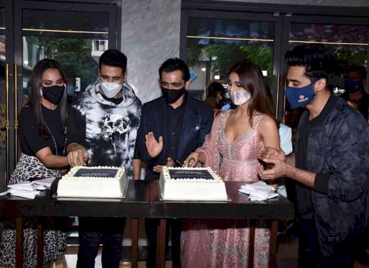 Akshay Kumar, Vaani Kapoor celebrate 'Bell Bottom' trailer launch in capital