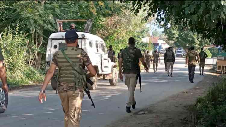 Cop, civilian injured in Srinagar militant attack