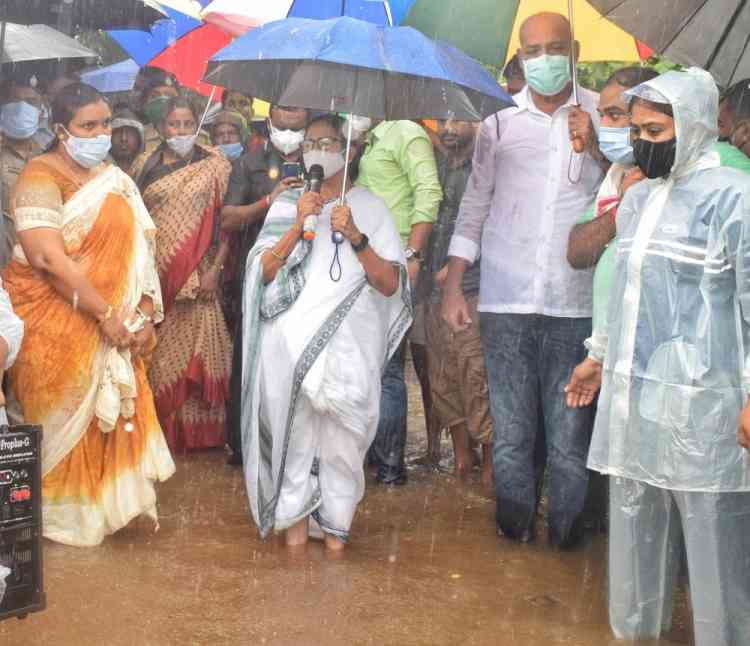 Flood situation worsens in Bengal; PM Modi speaks to Mamata