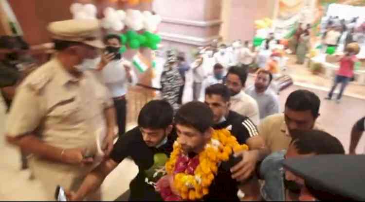 Ravi Dahiya gets rousing reception at the airport after return from Tokyo