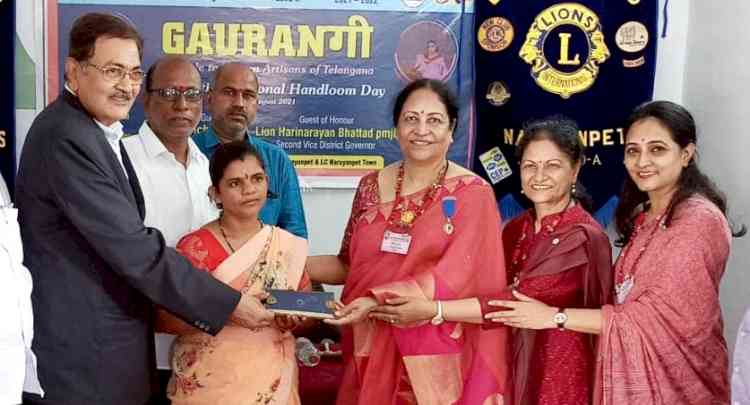 All Women Lions Club, Hyd Petals donates power loom to Kasturi woman weaver from Narayanpet