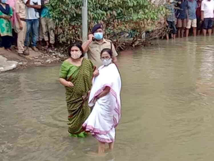 Mamata blames Centre for floods in West Midnapore