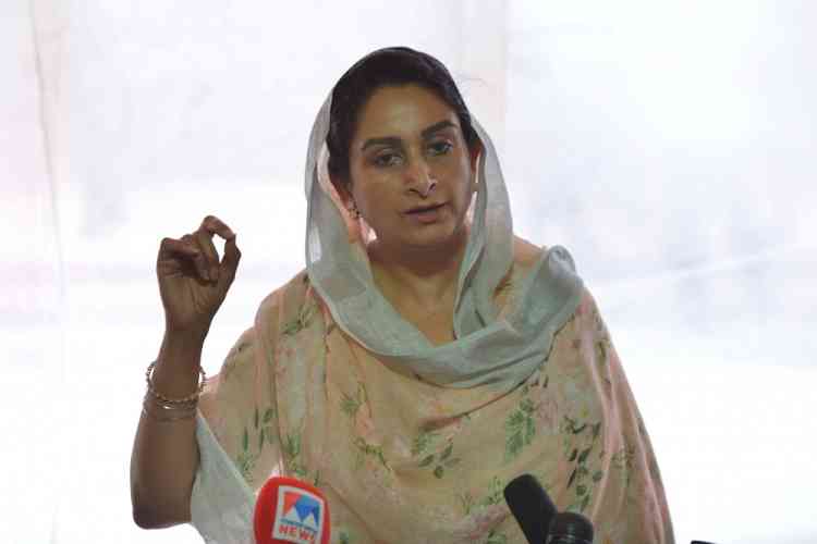 Harsimrat displays farmers' photos in Parliament