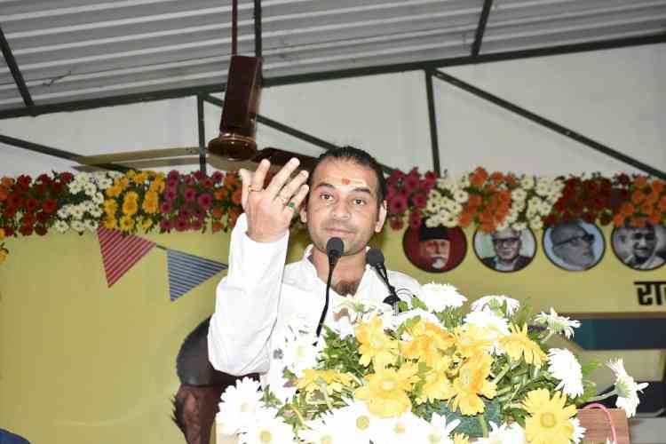 Tej Pratap threatens media for running his comments on state RJD chief
