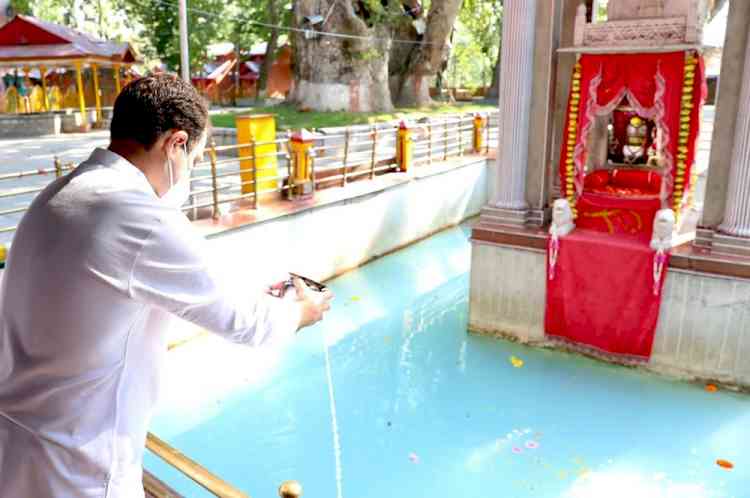 Rahul Gandhi prays at Mata Kheer Bhawani temple in Kashmir