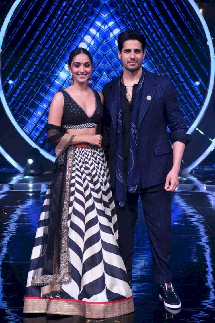 Sidharth, Kiara cheer 'Indian Idol 12' finalists in I-Day Special