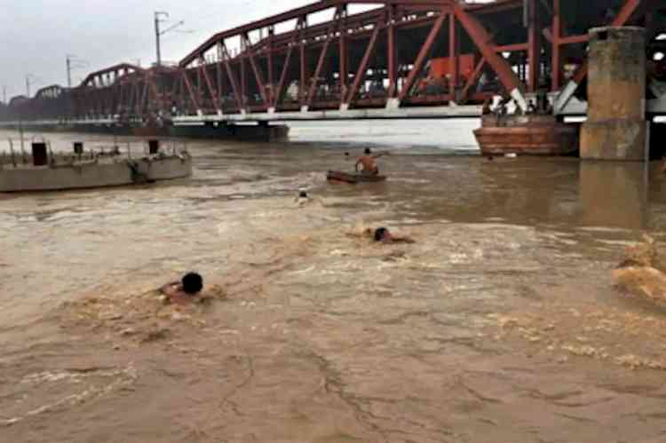 24 UP districts, 605 villages face flood fury