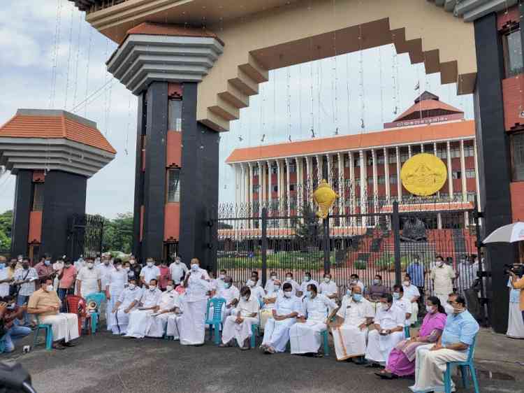 Cong holds mock session outside Kerala assembly against Vijayan