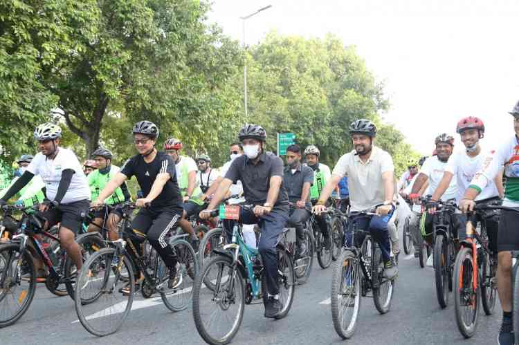 Union Minister rides cycle to launch 'Pedal for Health' campaign