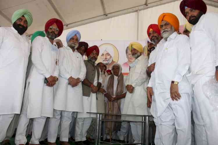 Cabinet Ministers Balbir Singh Sidhu and Sukhjinder Singh Randhawa pay floral tributes to Shaheed Karnail Singh Issru