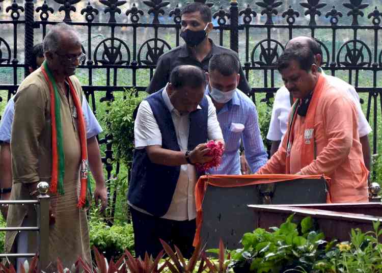 BJP livid as Sena men 'purify' Thackeray Memorial post-Rane visit