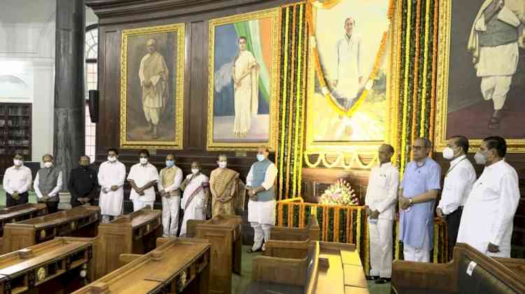 Rajiv Gandhi 77th birth anniversary: Modi, Sonia pay tributes