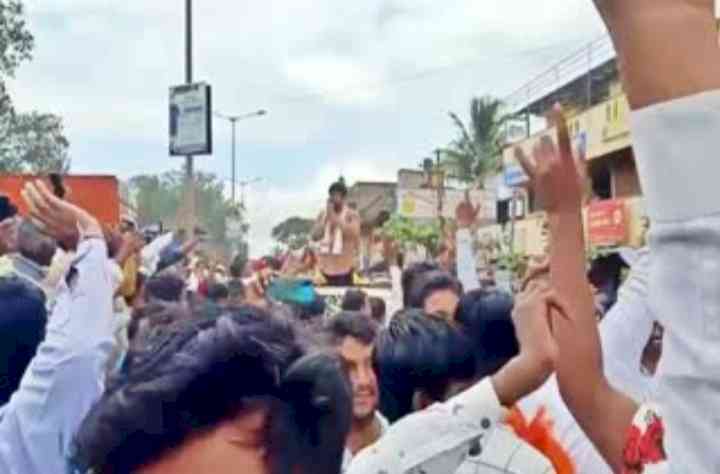 Out on bail, murder accused Cong leader gets hero's welcome in K'taka