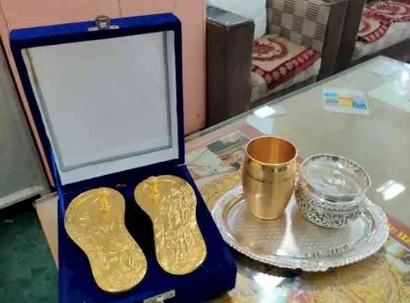 Trader donates gold 'paduka', glass at Rajasthan temple